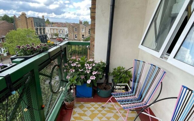 Contemporary 1BD Flat W/balcony - Stoke Newington!