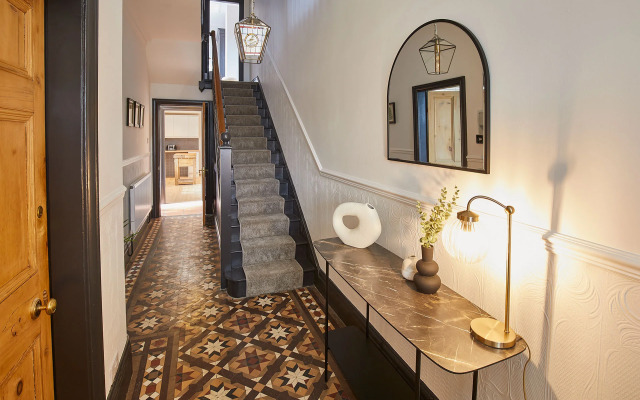 Host Stay Raven House