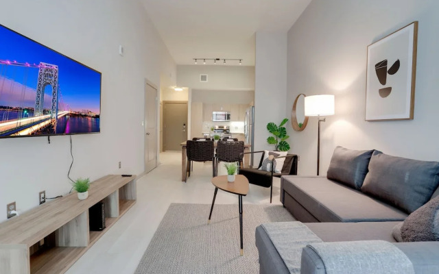 Fantastic Condo at Crystal City With Gym