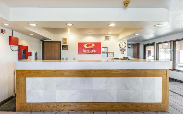 Econo Lodge Inn & Suites