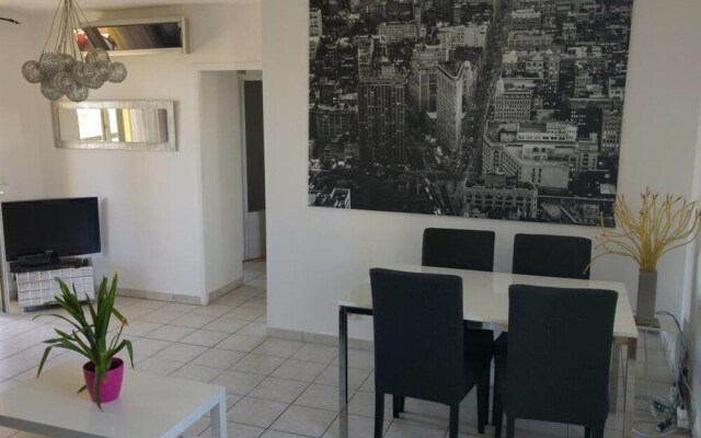 Beau T3 - Climatisé - Grande Terrasse - Marseille