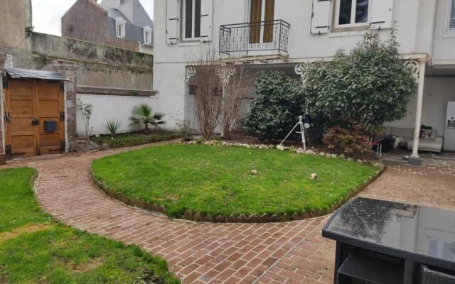 appartement individuelle refais a neuf,ds maison de maître,6 couchages dont un lit kingsize,cuisine avec lave vaisselle,rue privative pour se garer, accessibilité au jardin