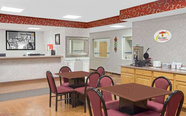 Super 8 by Wyndham Three Rivers