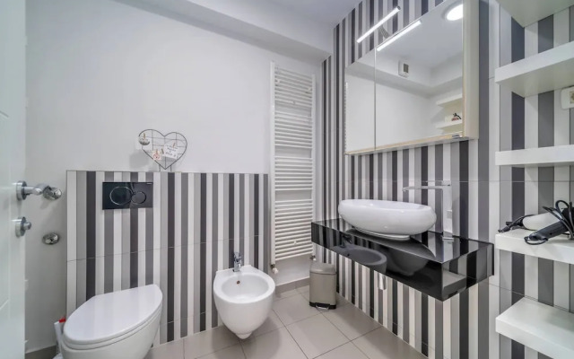 Silver Apartment With Hot Tub And Balcony