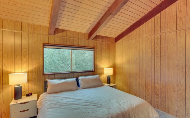 Crestline Cabin: Mountain Views & Fire Pit!