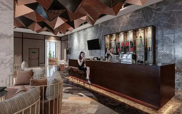 Whiz Luxe Hotel Spazio Surabaya