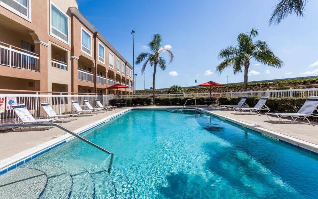 Super 8 by Wyndham Orlando Near Florida Mall