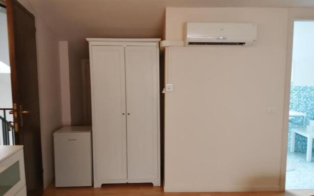 Gira Guest House