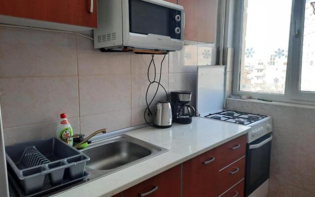 Apartament 3 camere semidecomandat