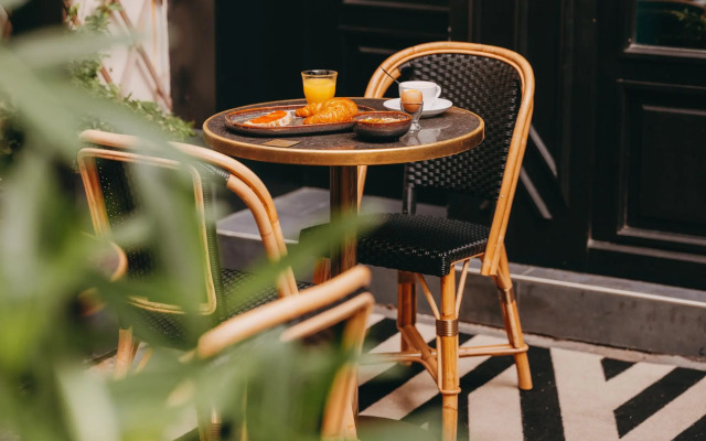 Snob Hotel