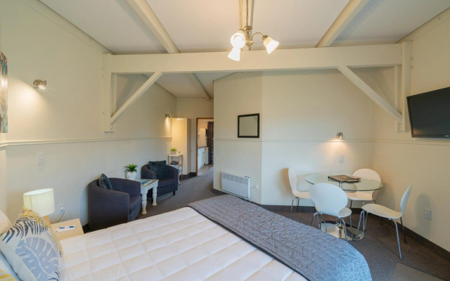 ASURE Explorer Motel & Apartments – Guest Rooms – Te Anau