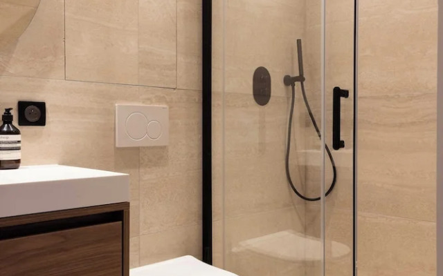 Elegant Apartment - AC- 2br-6p- Madeleine