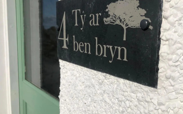 Ty ar Ben Bryn