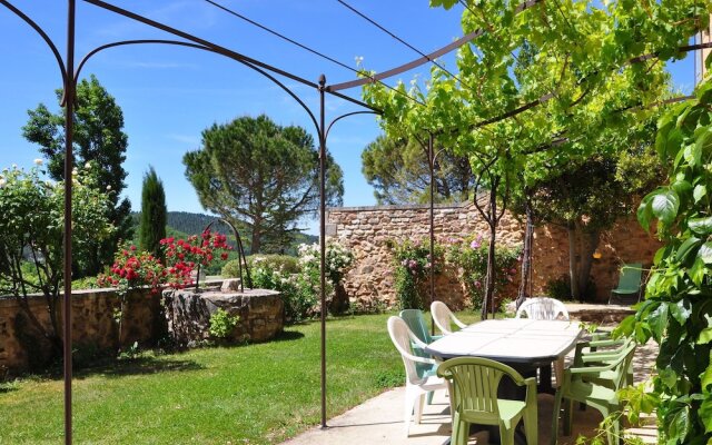 Quaint Holiday Home in Rustrel With Swimming Pool