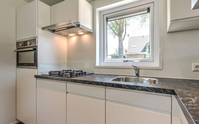 Beautiful Bungalow with Hot Tub in Kaatsheuvel