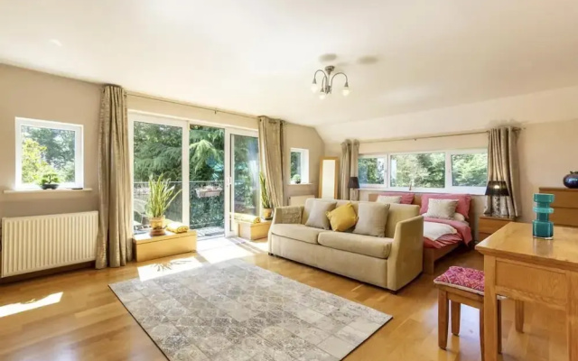Sleeps10/18-parking-garden-pool-hottub-balcony