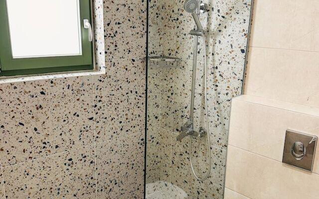 Roussos Place - Next To Splantzia Square - 2bd 2ba