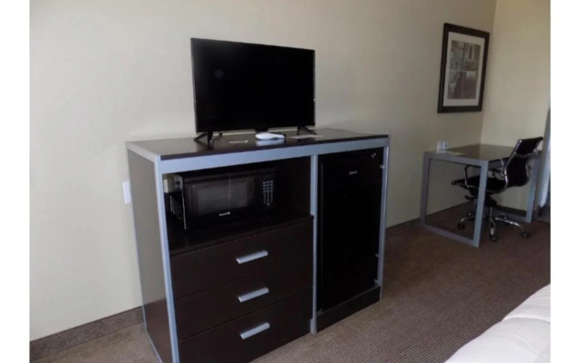 Moulton Inn &  Suites By OYO Near Shiner TX