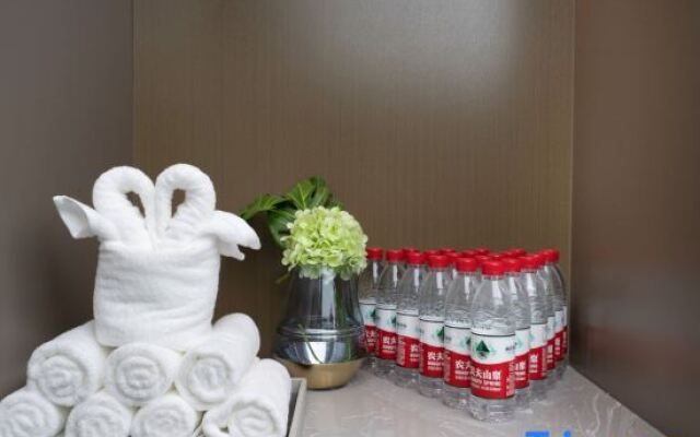 Homeinn Plus Hotel (Kuytun Railway Station)