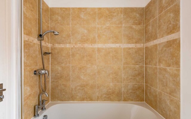 Bright and Spacious 2 Bedroom Flat