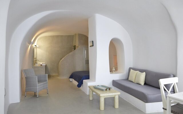 Liakada Oia Suites