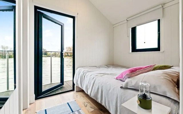 Ondine Houseboat on the Thames - From 160 Per Night