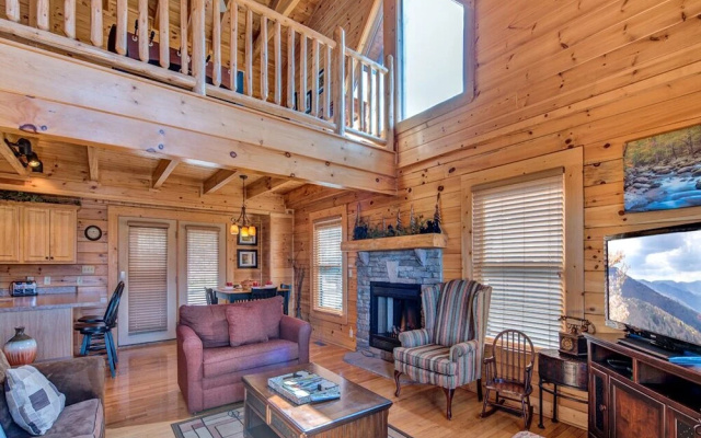 Misty Mountain Hideaway - Three Bedroom Cabin