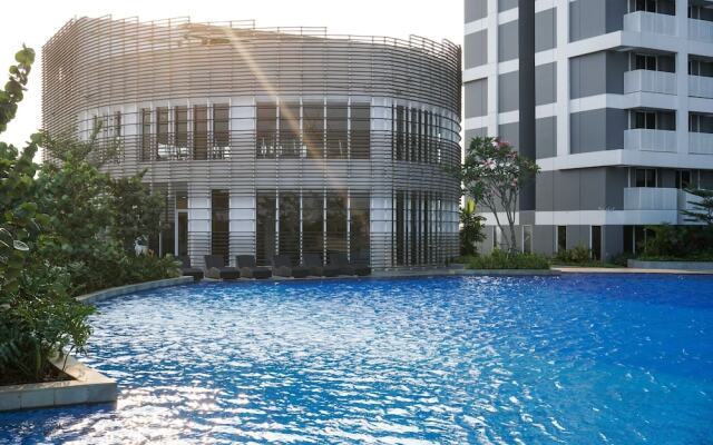 Relax and Comfy with Pool View @ Studio West Vista Apartment