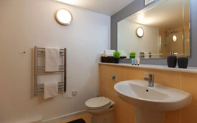 PM & Charles Luxury Apartments - 2 Bedroom - City Center - Parking