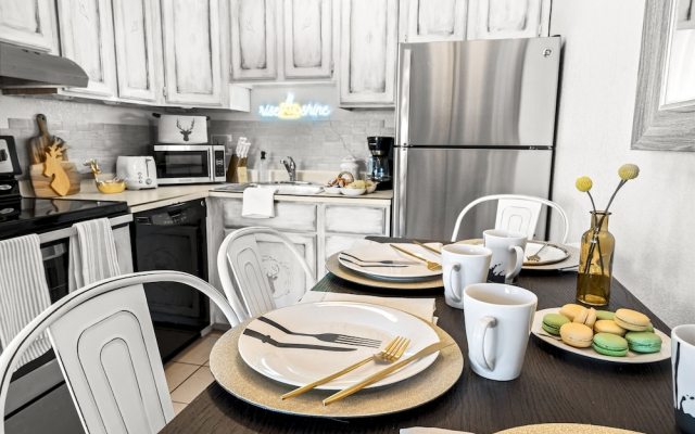 Cozy PC Condo Top Floor Studio