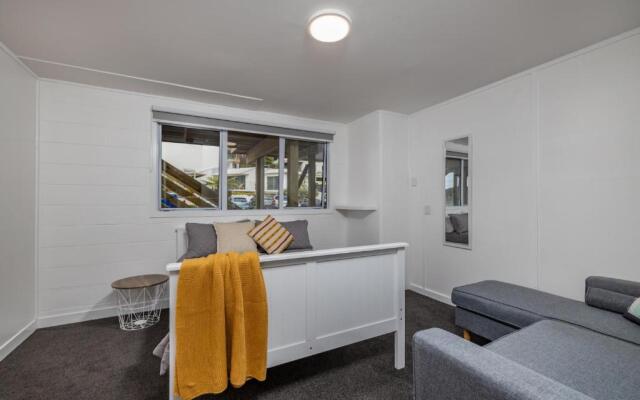 Waterfront Beach House - Paihia Holiday Home