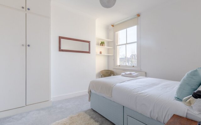 Spacious 3 Bedroom Flat in Brixton