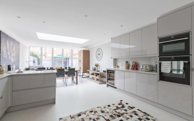 Gorgeous 5 Bed Sleeps 10 In Battersea Village