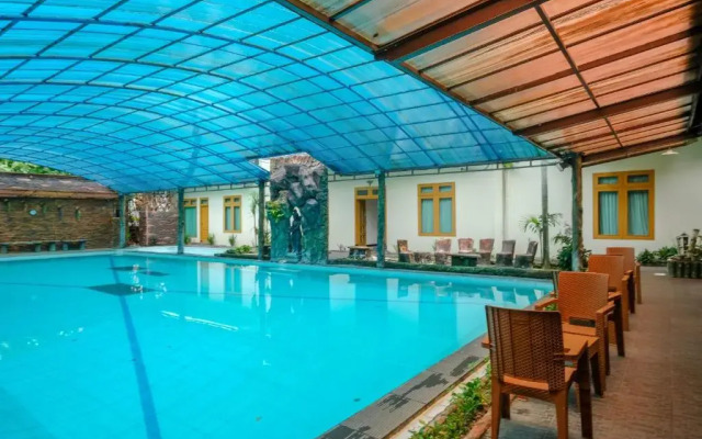Hotel Savitri Country