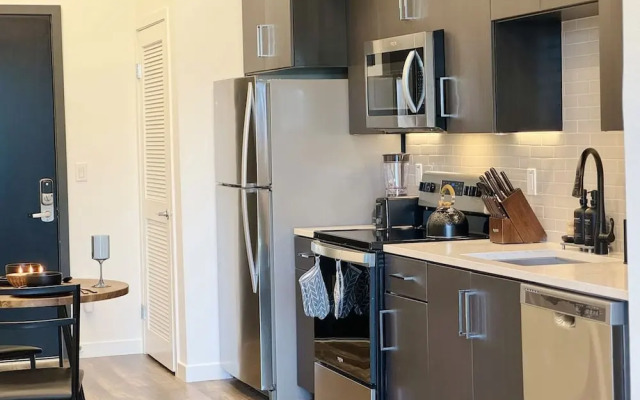 Modern London Style in Mid-hollywood Free Parking