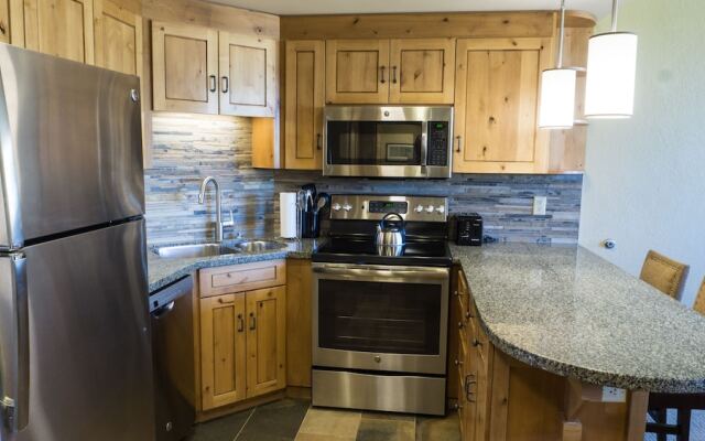 Exquisite Condo, Great for Families, Ski in/out by RedAwning - Save 20% on 7+ Nights!