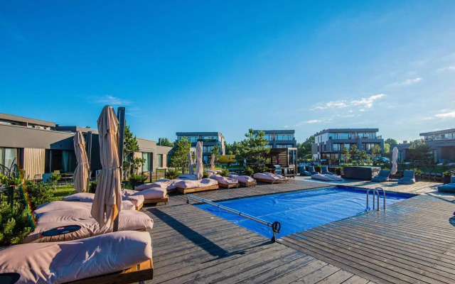 Stunning Seaside Studio with terrace and pool