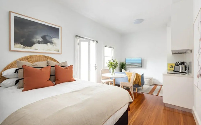 Chic Studio With Patio 20 min From CBD