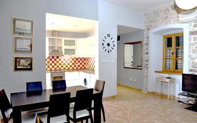 Cozy & Extravagant Suite in Antique Bizanti Palace