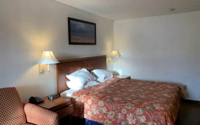 Travelodge Suites by Wyndham MacClenny/I-10