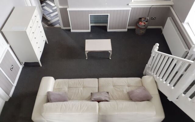 Inviting 3-bed Apartment in Swansea