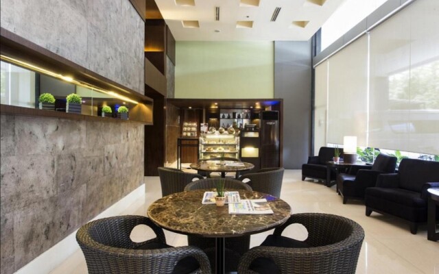 The B Hotel