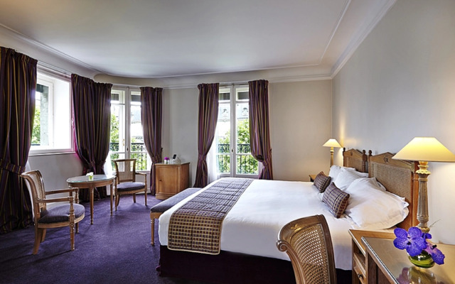 Royal Hotel Paris Champs Elysées