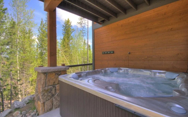 Maggie Point 3 Br condo by RedAwning