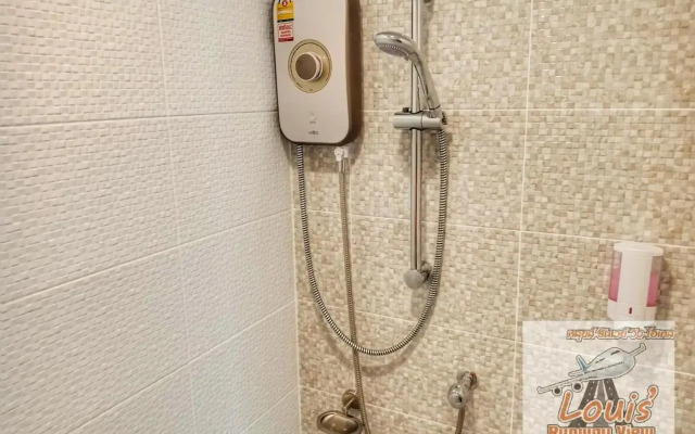 Louis' Runway View Hotel