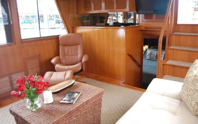 Dockside Yacht Lodging