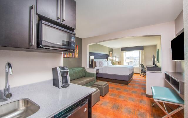 Holiday Inn Express & Suites Shawnee-Kansas City West, an IHG Hotel