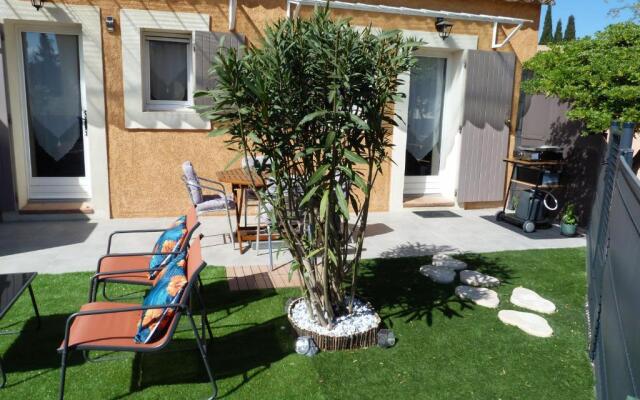 appart cosy avec son exterieur chaleureux,piscine et parking prive