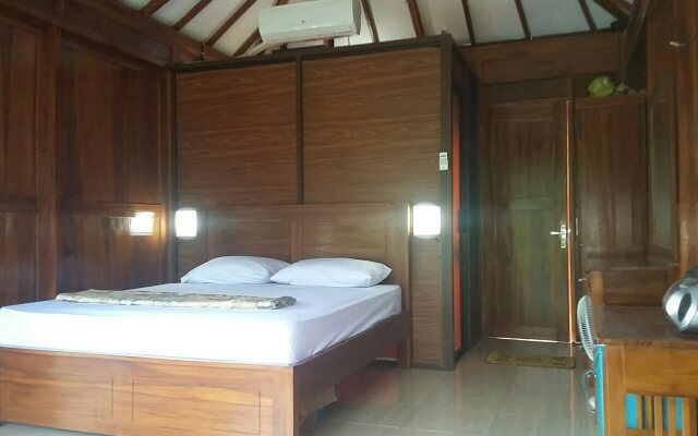 Rumah Kayu Pinggir Kali