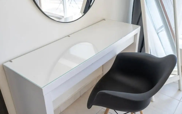 Refined 1BR Retreat in The Point Tower - Marina